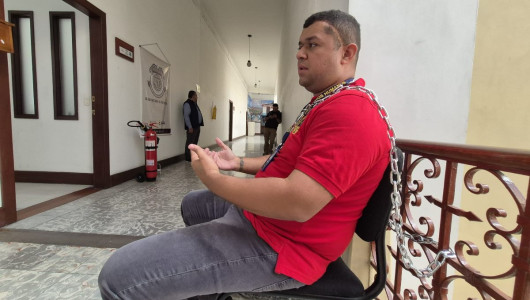 Defensor de derechos humanos y líder social se encadenó en Manizales, conozca la razón de su protesta