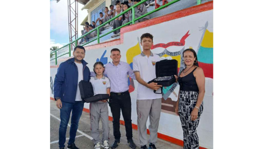 Óscar Julián Valencia, el hombre que con sus donaciones y alejado de intereses llena de felicidad a un colegio
