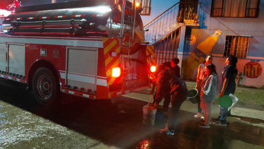 Daño de tubo dejó sin agua a 2 mil familias del barrio La Enea de Manizales y alertó a la comunidad 