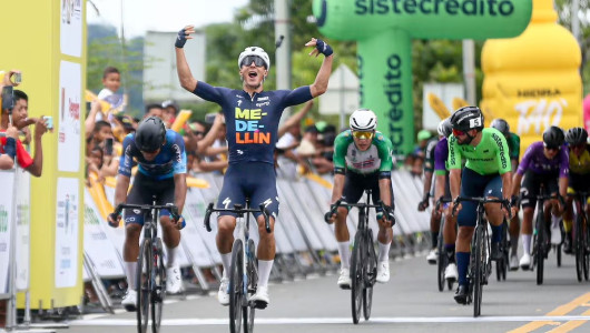 Wilmar Paredes gana la primera etapa y se convierte en líder del Clásico RCN