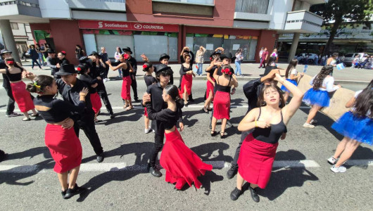 La Normal de Caldas se desborda en cultura sobre la avenida Santander de Manizales 