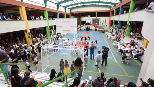 Este colegio de Manizales les abre las puertas a los emprendedores y disfrutan y ganan en comunidad