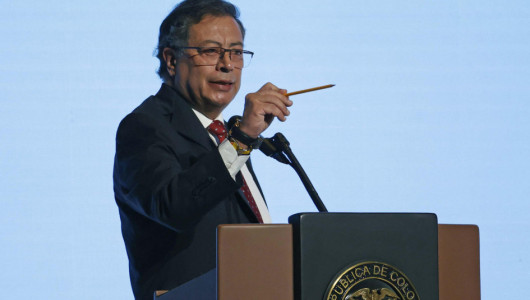 Petro llama "dictador" a Maduro, pero dice que no es narcotraficante; también arremetió contra Kast