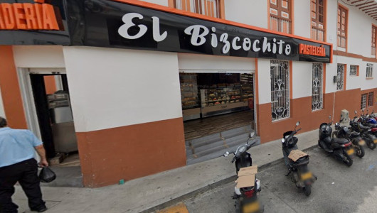 Lo buscan para imputarle cargos por empujar a un hombre dentro de panadería del Centrosur de Caldas