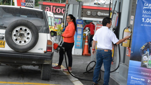 Gobierno nacional anuncia que el precio de la gasolina bajará $500: reducción empezará en febrero