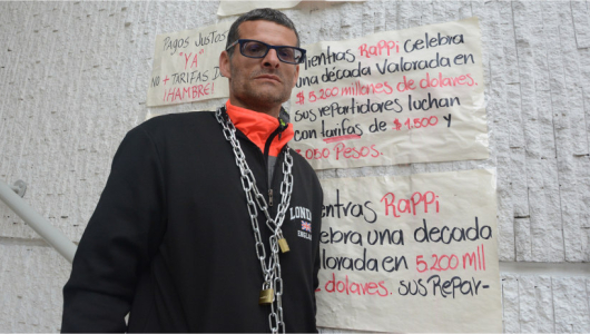 Manizales: encadenado y en huelga de hambre, es repartidor y exige a Rappi incremento en la tarifa básica 