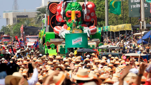 La Batalla de Flores, un río humano de música y color, abre el Carnaval de Barranquilla