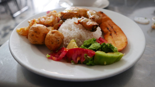 Prepárese, el corrientazo tradicional cambia su aspecto: más arroz, más tubérculos y menos carne