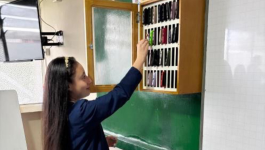 Así solucionaron el problema del uso de celulares en clase: no todos están de acuerdo