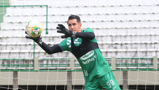 "Mi meta: ser campeón", dice arquero del Once Caldas, figura en Liga, que camina hacia la Selección Colombia