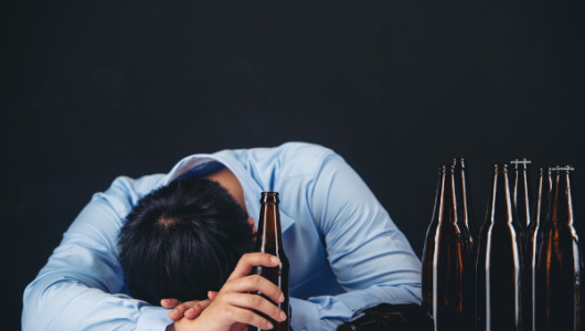 ¿Por qué recaen las personas en el alcoholismo?, esto es lo que dice la ciencia