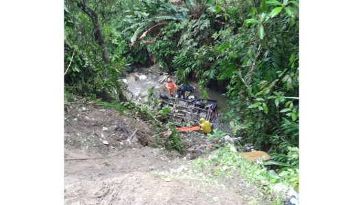 Vehículo con 9 pasajeros rodó por el abismo en zona rural de Caldas: lesionados fueron llevados al hospital