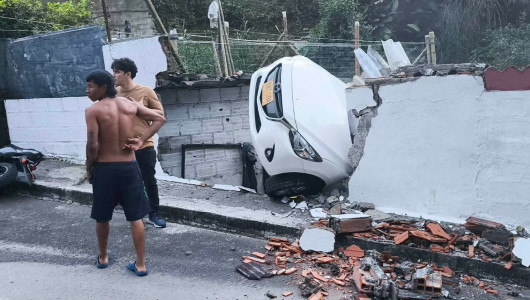 Vehículo particular tumbó una pared en el Centrosur de Caldas