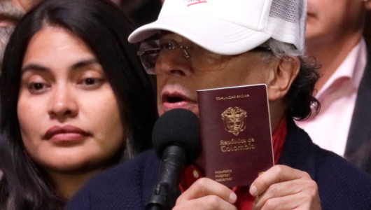 Presidente Petro presenta los nuevos pasaportes de Colombia, producidos por la Imprenta Nacional