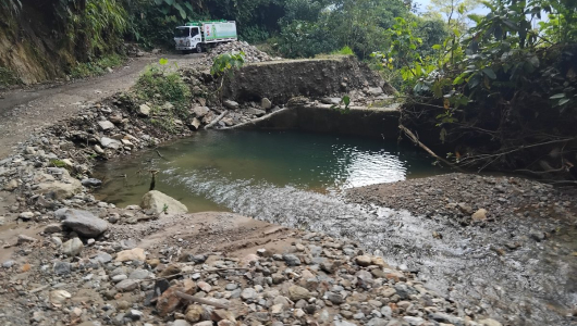 Vía Caldas-Antioquia: el río arrasó un puente en una carretera rural, tiene cuatro puntos en estado crítico
