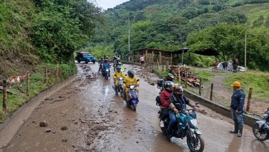Restablecen movilidad en vía entre dos municipios de Caldas tras deslizamiento que bloqueó paso de vehículos