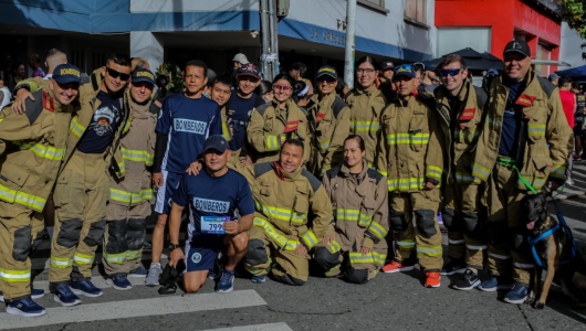 Corrieron con su traje contra incendios: Bomberos envían mensaje en la Carrera por el Día del Agua