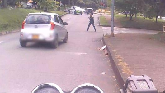 Hombre en aparente estado de embriaguez agredió a uniformada: la atropelló y se dio a la fuga 