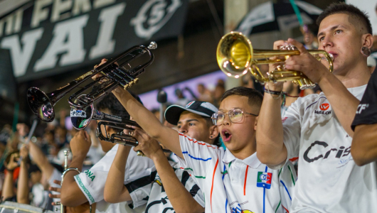 5 buses y 200 hinchas: Holocausto Norte, la barra del Once Caldas, prepara un carnaval en Bucaramanga
