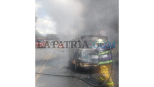 Vehículo de servicio público se incendió en vía del occidente de Caldas