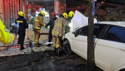Chocó contra árbol en la avenida Santander, de Manizales