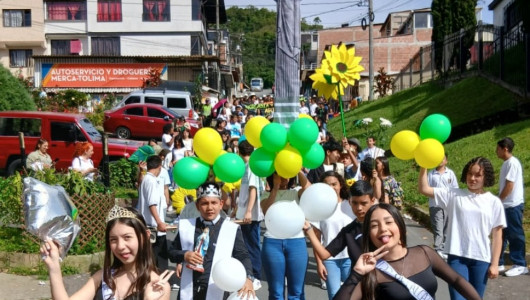 Con desfile celebraron 25 años de orgullo y formación de calidad: Este colegio tiene un énfasis especial