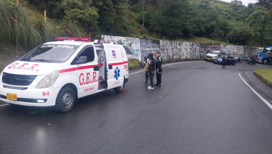 Dos lesionados por caída en moto en vía Manizales-Bogotá  