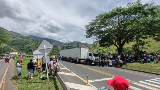 Cerrada vía entre Manizales y Medellín, mineros protestan con un plantón: conozca las razones