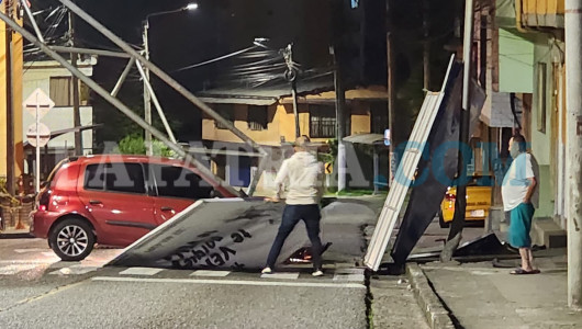 Conductor marca grado 3 de alcoholemia tras accidente en Manizales, chocó contra poste: multa de $30 millones