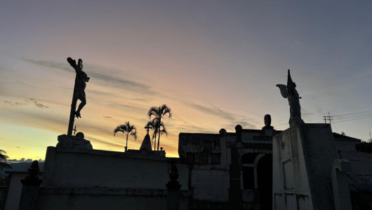 El atardecer engalana a visitantes en cementerio de tradicional municipio de Caldas: abierto hasta medianoche