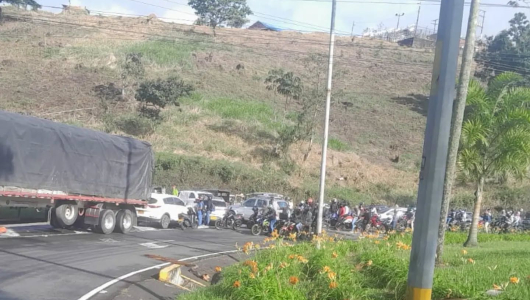 Vía Pereira - Manizales: bloquean la carretera por protestas contra el incremento del catastro 