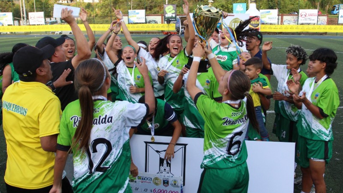 La celebración de las jugadoras y los técnicos del Atlético Dosquebradas al recibir el trofeo y el premio que las acredita como campeonas de la Copa Aguardiente Amarillo de Fútbol Femenino.