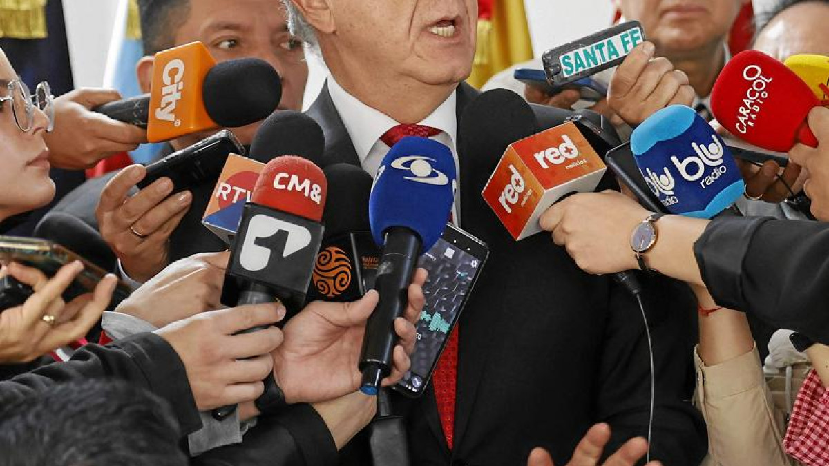 Foto | EFE | LA PATRIA El ministro de Defensa de Colombia, Iván Velásquez, defiende la actuación del viceministro del Interior, Gustavo García, durante protesta en Bogotá.