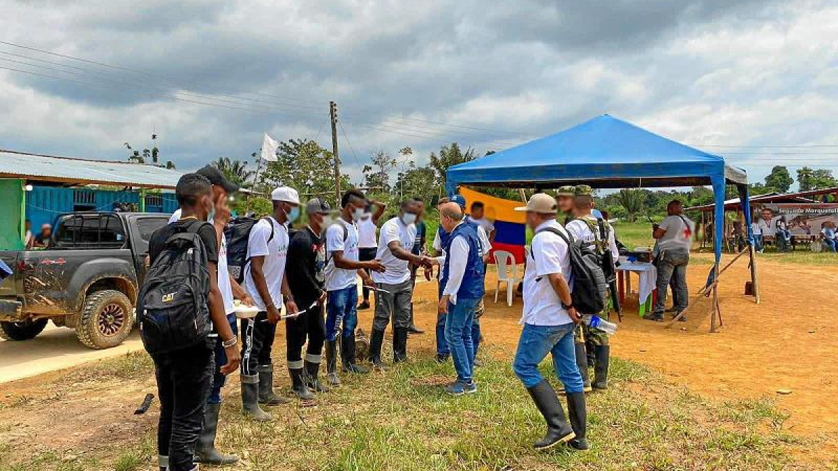 Foto | Defensoría del Pueblo | LA PATRIA  La Segunda Marquetalia, de los dos grandes grupos surgidos de disidencias de las Farc y comandado por alias Iván Márquez, dejó ayer en libertad como gesto ante la "paz total" a 16 personas que había secuestrado durante combates en una zona rural de Nariño. 
