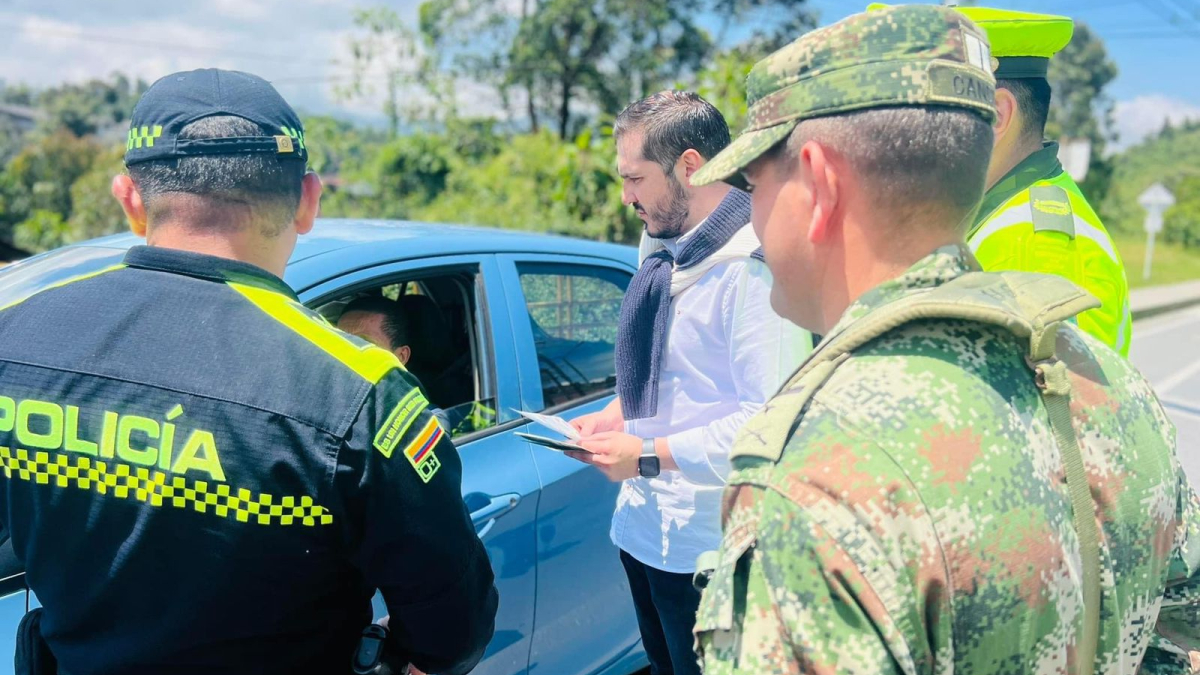 Jhon Jairo Castaño Flórez (c), saliente secretario de Gobierno de Caldas.