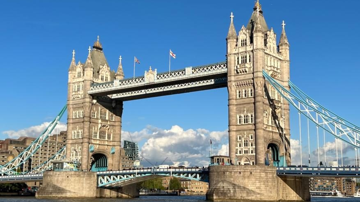 Tower Bridge es un punto emblemático del centro de Londres.