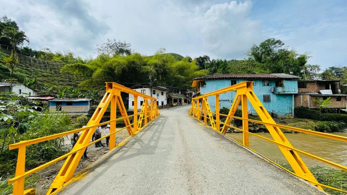 Foto/Archivo/Q'HUBO   El puente vehicular de la vereda La Estrella (Chinchiná) está afectándose por las crecientes de la quebrada Granizales, pues sufre constantes desbordamientos y obstruye parte de la carretera hacia Marsella (Risaralda). Autoridades buscan mejorar la estructura del puente y mitigar el riesgo de los deslizamientos de tierra.
