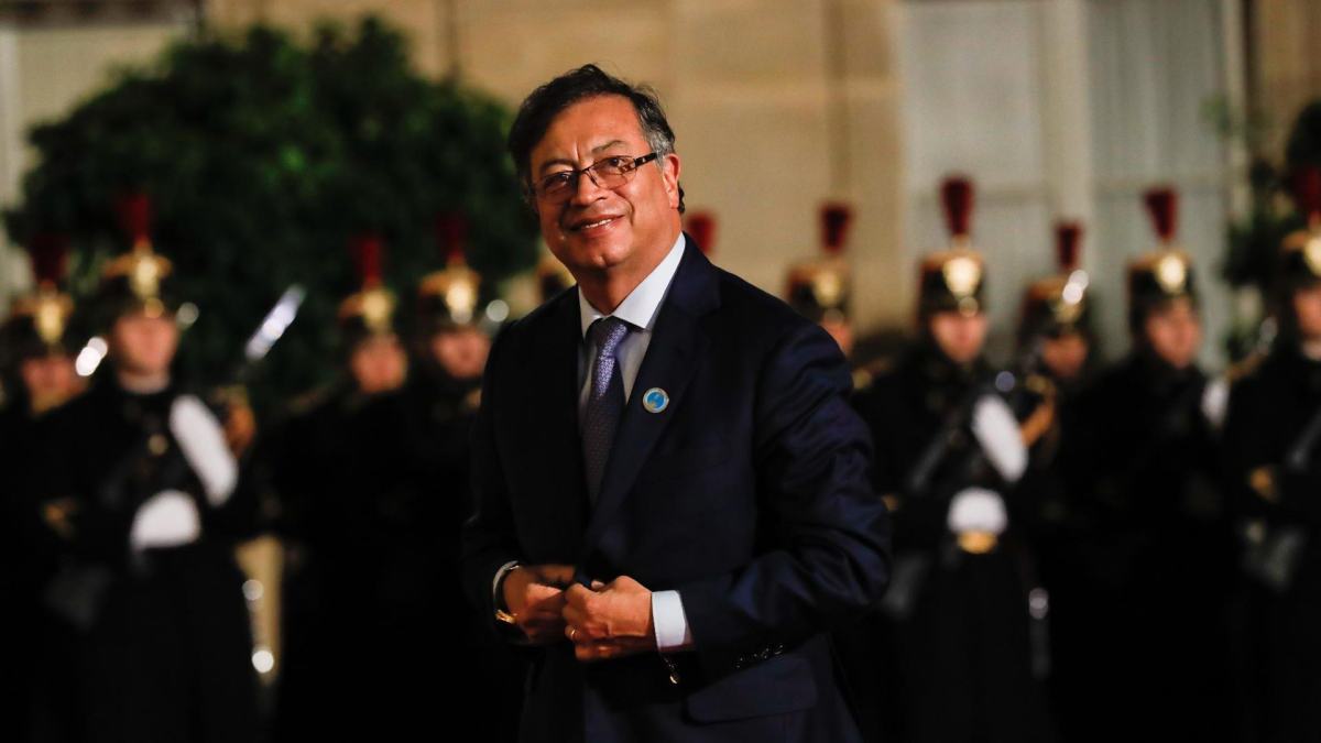 Gustavo Petro Urrego, presidente de la República de Colombia, llegó a la cena de clausura del Foro de la Paz en el Palacio del Elíseo en París, Francia, el pasado viernes.