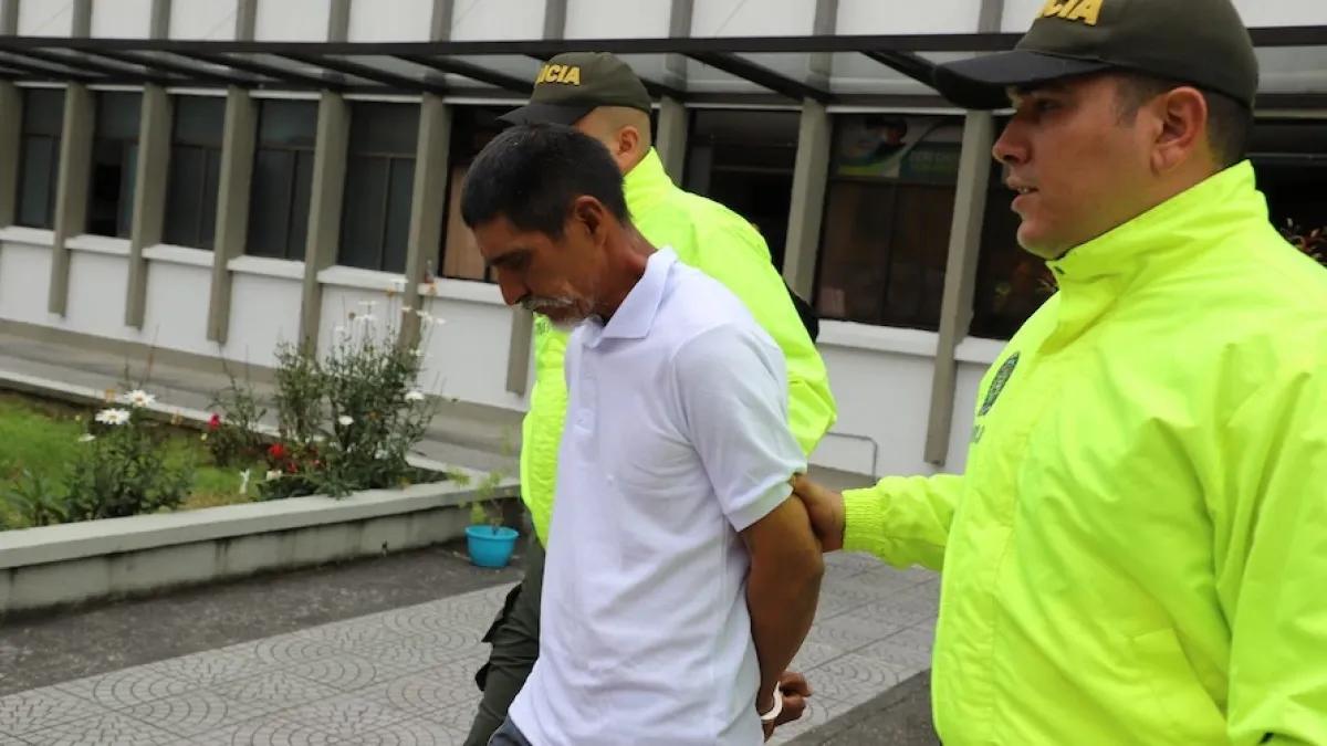 Este es el momento en el que Juan Carlos López Bañol es trasladado por las autoridades de Policía Caldas. 