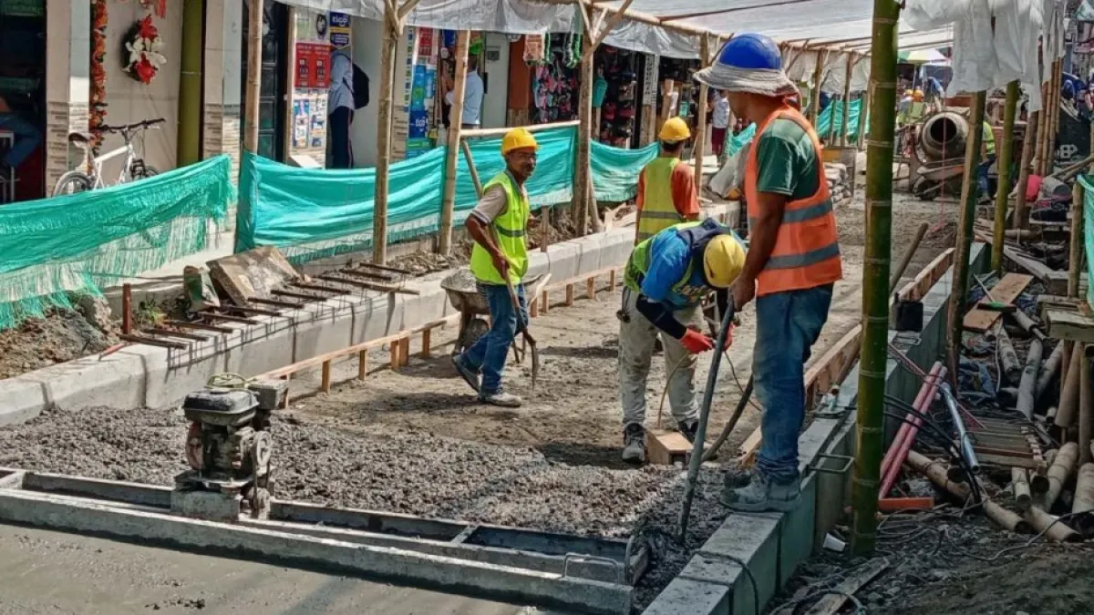 Carrera 7 entre calles 10 y 9. Están fundiendo la losa del pavimento, vía cerrada.