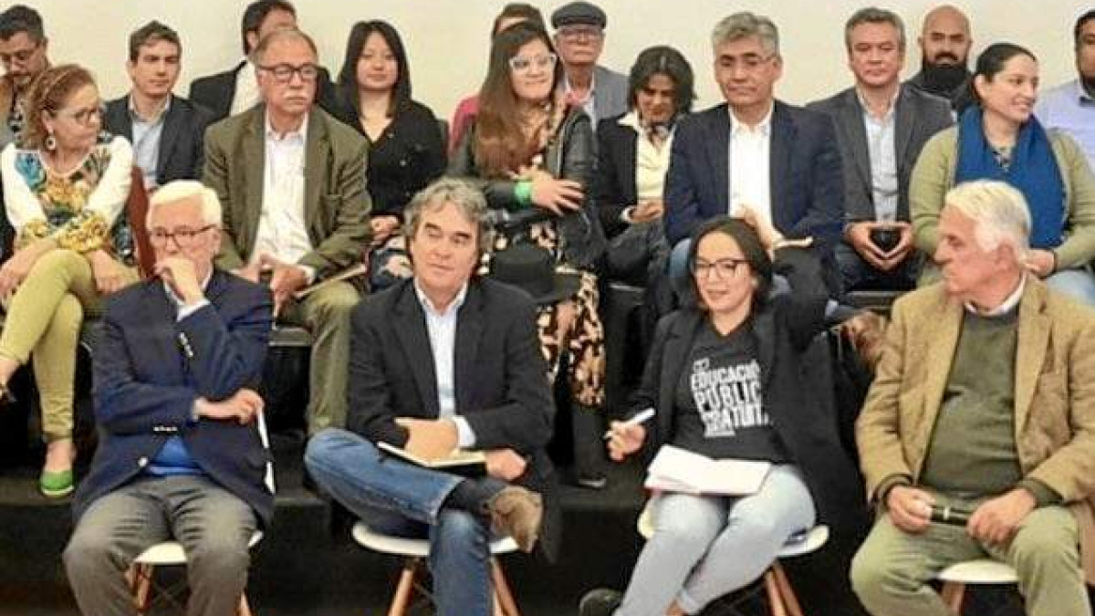 Adelante, de izquierda a derecha: Sergio Fajardo junto a Jorge Robledo y la representante a la Cámara Jennifer Pedraza, del partido Dignidad.
