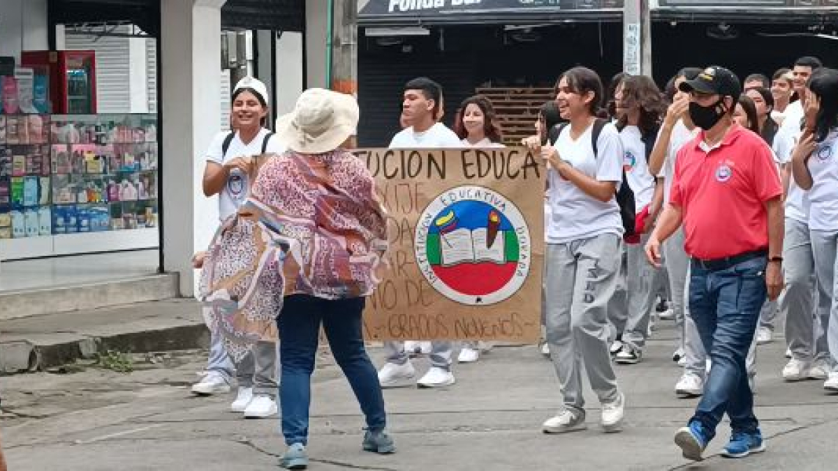 Alumnos de la Institución Educativa Dorada exigen obras y manejo de árboles y raíces.