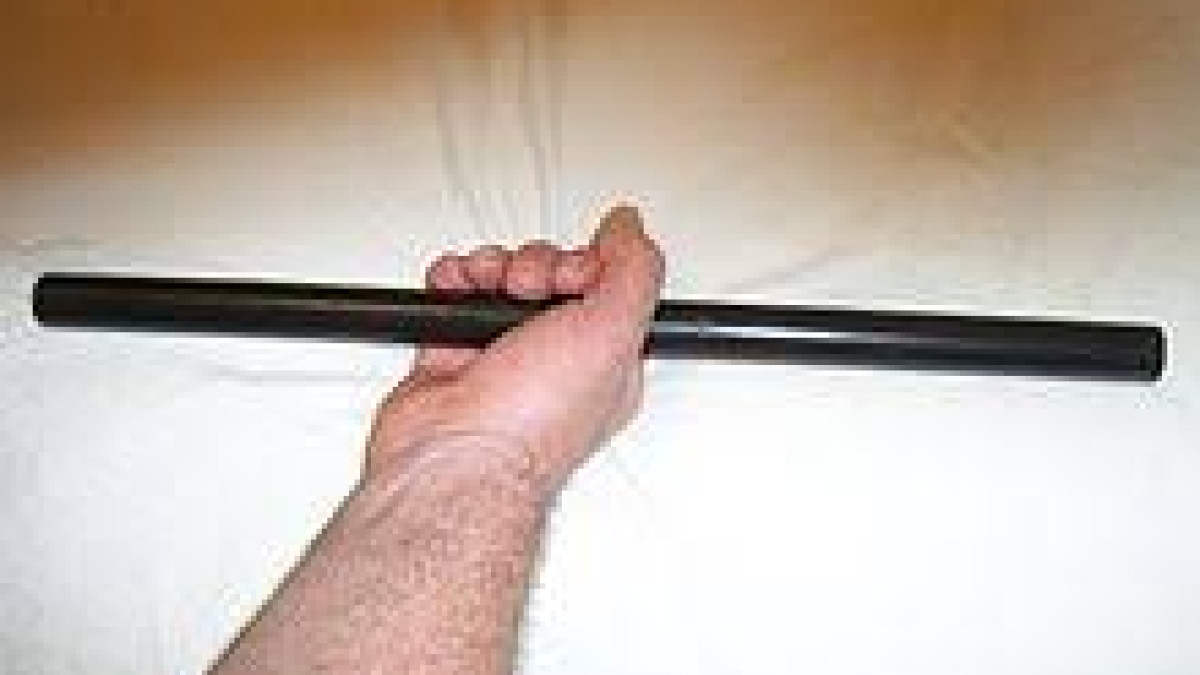 Tambo o bastón corto antiguo, arma tradicional perteneciente a las artes marciales, hecho de madera y aproximadamente 18 pulgadas.