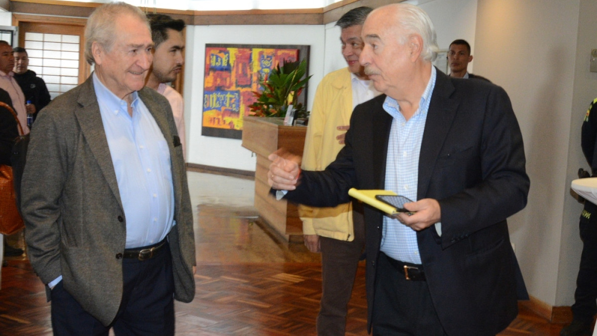 Ómar Yepes Alzate (izquierda), líder político de amplia trayectoria en Caldas, junto al expresidente Andrés Pastrana Arango, en la presentación en Manizales de su partido Nueva Fuerza Democrática.