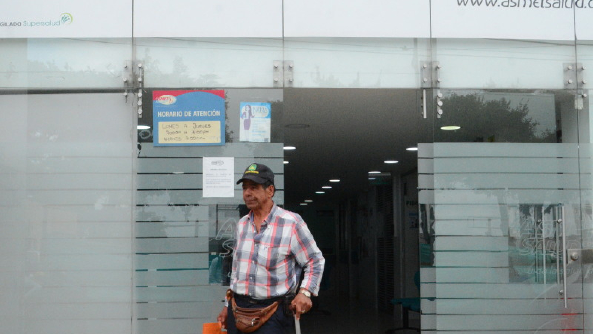 Roberto Sánchez salió ayer aburrido de la EPS, en la que le siguen negando los servicios. No le respondieron qué va a pasar con él y otros usuarios.