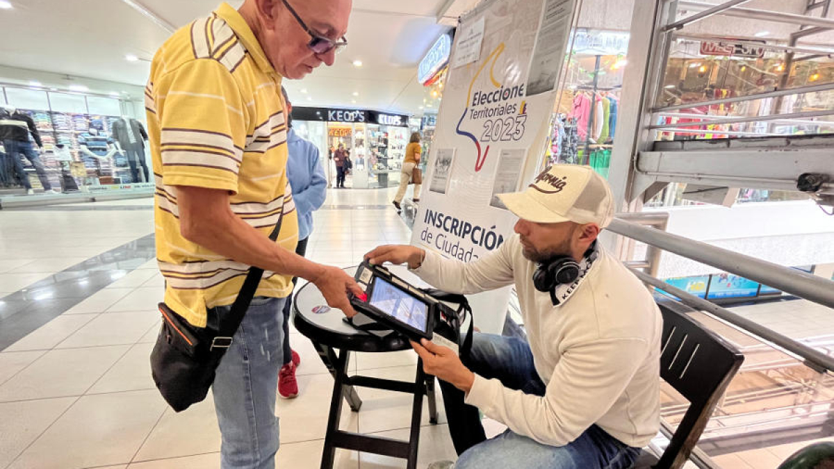 El período de inscripción de ciudadanos para votar en las elecciones territoriales 2023 finaliza el 29 de agosto. Ayer José Hernando Valencia realizó la inscripción de su cédula en el puesto del Centro comercial Parque Caldas de Manizales.
