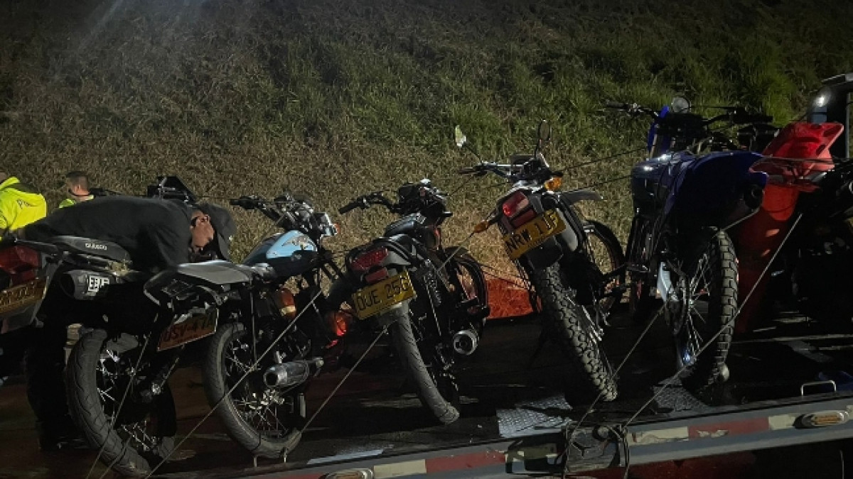 Grúas llenas de motos se observaron durante los operativos.