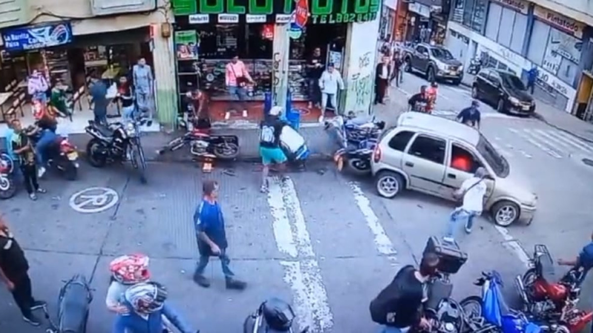 En su intento por huir, el conductor del carro chocó con otros vehículos.