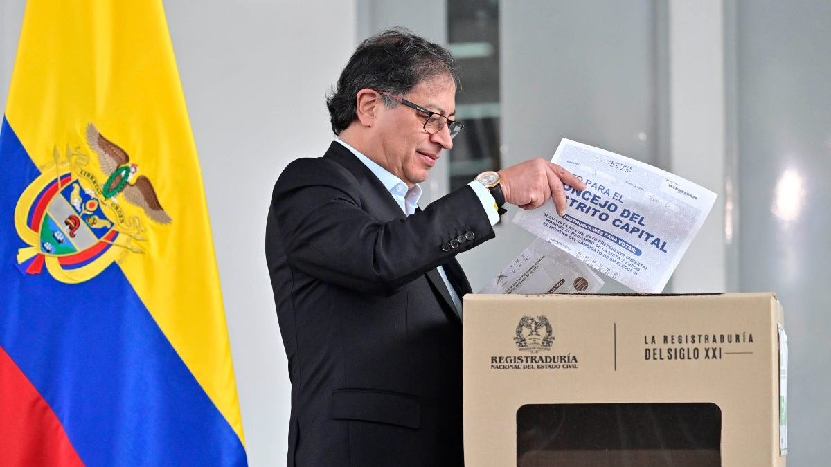 Gustavo Petro votando