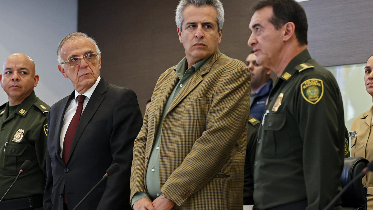 El ministro del Interior de Colombia, Luis Fernando Velasco (c), el de Defensa, Iván Velásquez (i), y el director de la Policía, general William Salamanca, ofrecen una rueda de prensa sobre el plan de seguridad para las elecciones del próximo domingo, hoy, en la sede de la Policía Nacional en Bogotá